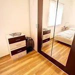 Stylish Retreat With Bbq And Modern Amenities Near Terme - Three Bedroom * Dobova