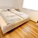 Stylish Retreat With Bbq And Modern Amenities Near Terme - Three Bedroom *