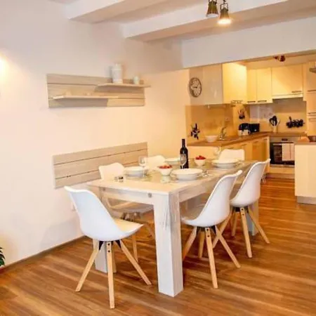 Апартаменты Stylish Retreat With Bbq And Modern Amenities Near Terme - Three Bedroom *