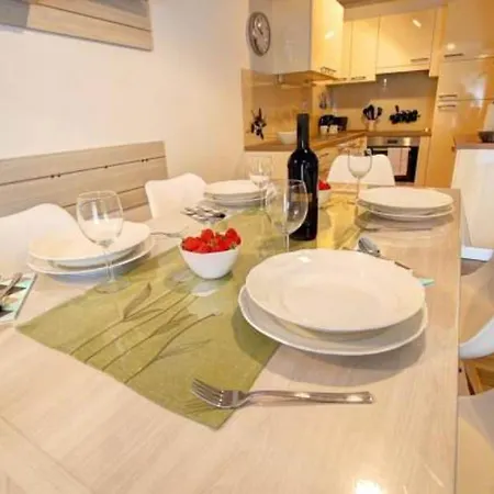 Stylish Retreat With Bbq And Modern Amenities Near Terme - Three Bedroom