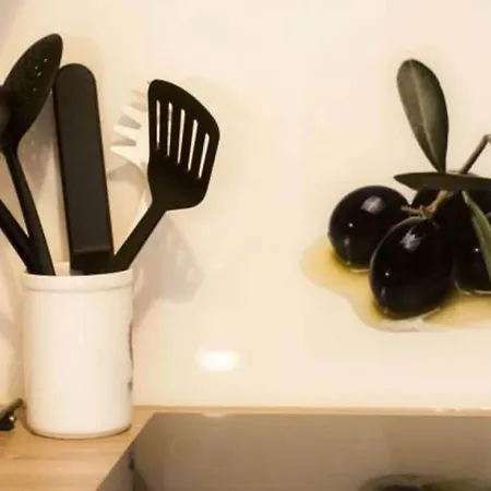 Апартаменты Stylish Retreat With Bbq And Modern Amenities Near Terme - Three Bedroom Добова