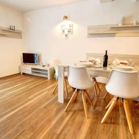 Stylish Retreat With Bbq And Modern Amenities Near Terme - Three Bedroom * Добова