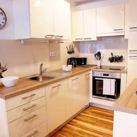 Apartment Stylish Retreat With Bbq And Modern Amenities Near Terme - Three Bedroom *