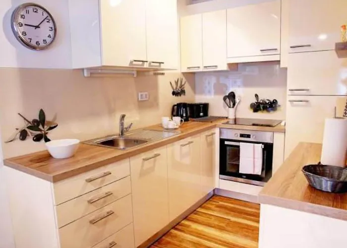 Апартаменты Stylish Retreat With Bbq And Modern Amenities Near Terme - Three Bedroom *