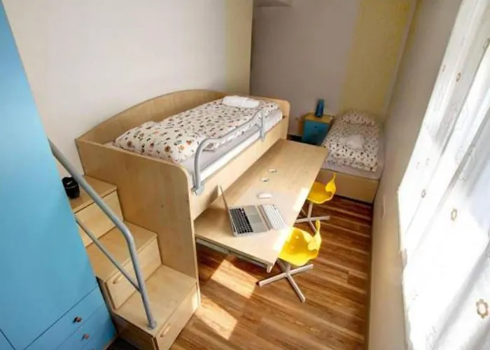 Апартаменты Stylish Retreat With Bbq And Modern Amenities Near Terme - Three Bedroom Добова